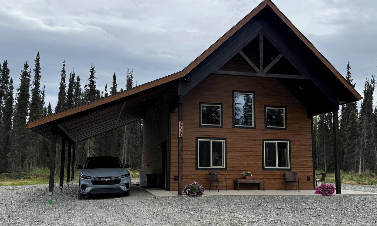 Soldotna Cabin | 1 bedroom plus loft cabin in Soldotna with private Kenai river fishing access!