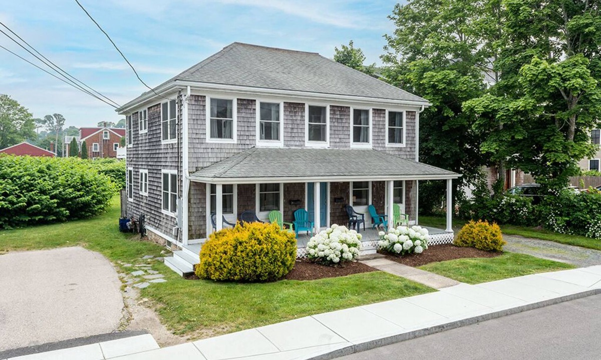 Narragansett Pier House | 1 Block-Ocean! AC, 800 yrd walk to Beach 10 passes incl, walk-shops/restaurants!