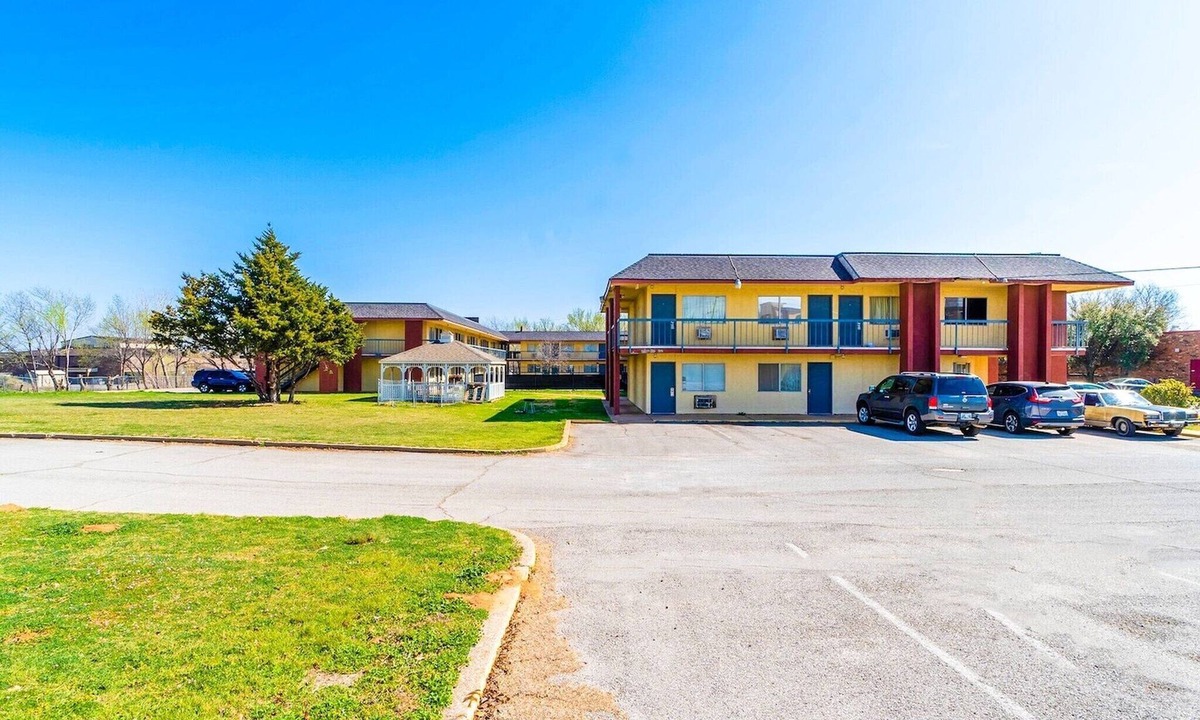 Chickasha Apartment | 1 King Bed & 1 Full Bed