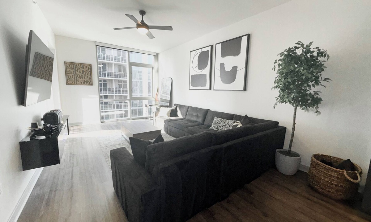 Uptown Apartment | 1 Lux BR , High Rise , Entire Apartment