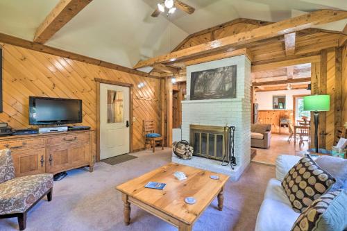 Boothbay Harbor House | 1 Mi to Downtown BBH: Coastal Cabin w/Deck & Yard