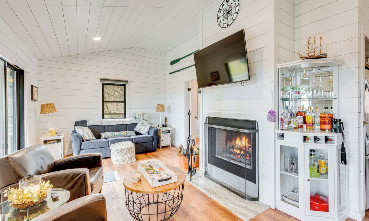 Dellroy Cabin | 1 Mi to Marina: Cabin w/Views Near Atwood Lake!