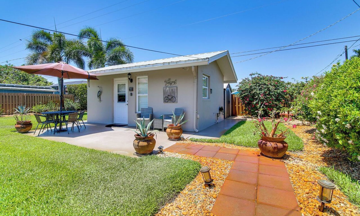 Naples Park Apartment | 1 Mi to Vanderbilt Beach! Walkable Couple’s Haven