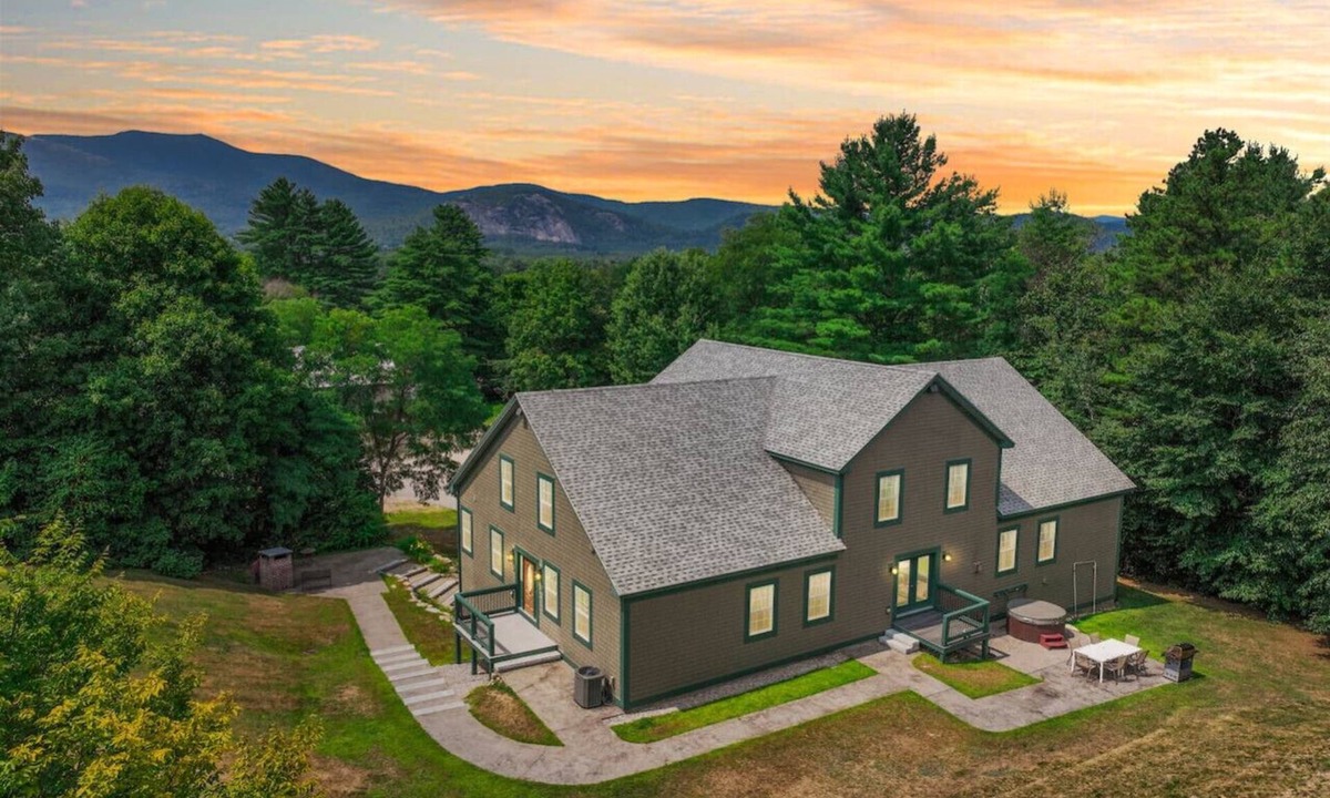 North Conway House | 10 Locust Lane | Sleeps 32, Pool, Hot Tub, 15 BDRM