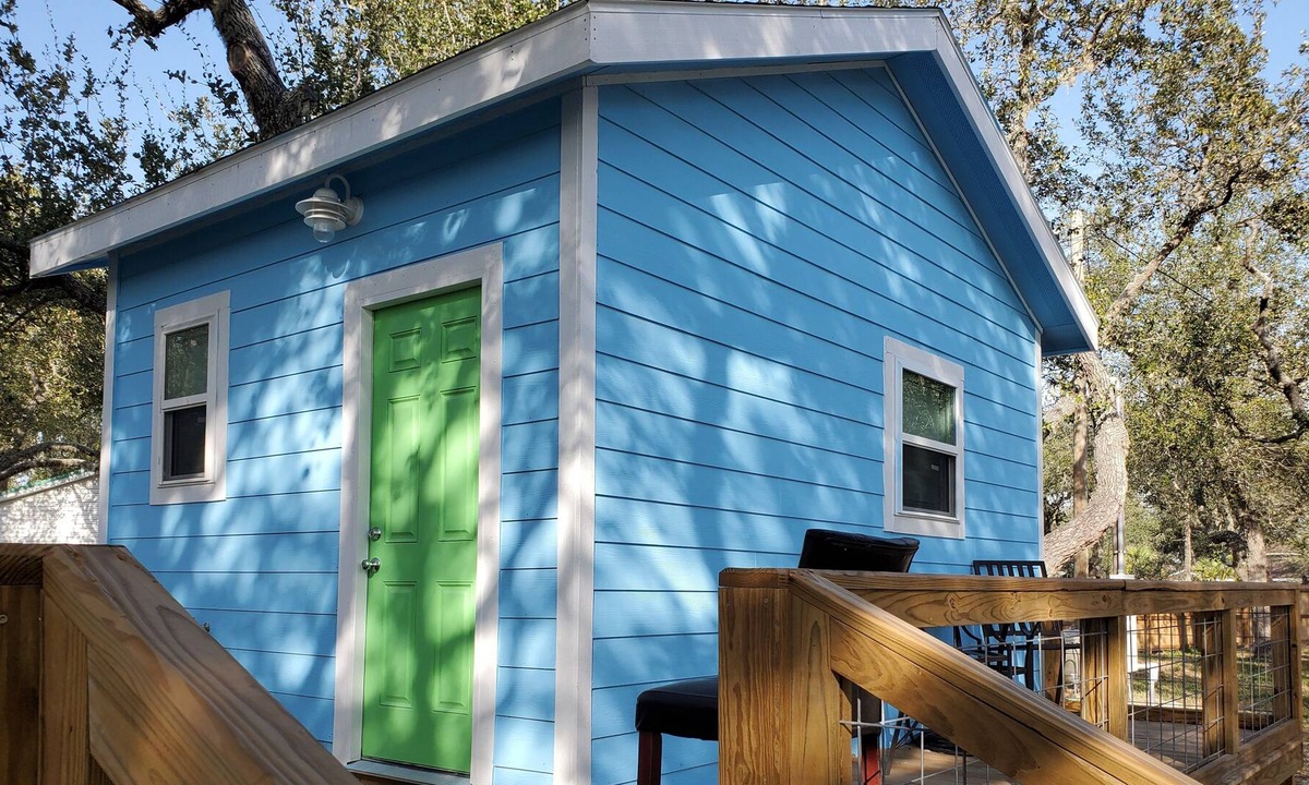 Fulton Cabin | 10th Street Retreat! Cute cottage tucked away on a quiet, private half acre.