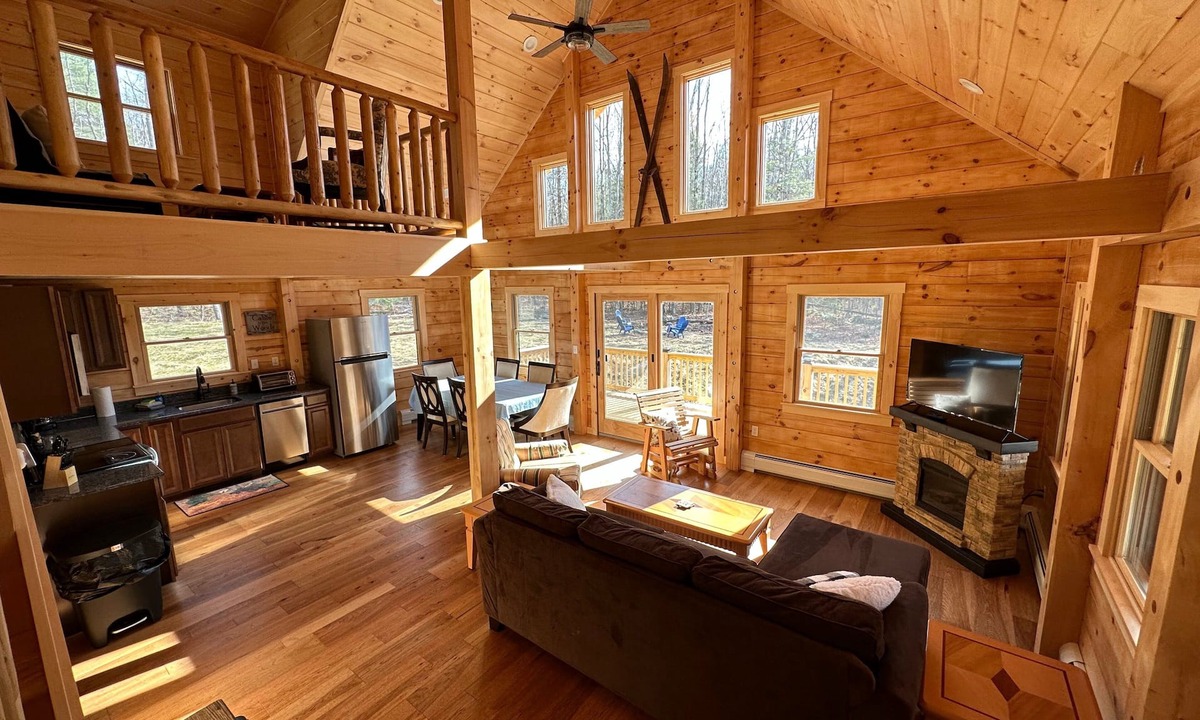 Sugar Hill Ski Chalet | 18ha Log Home Close to Franconia Notch Privacy, Fire Pit, Wifi, Pool gym Passes