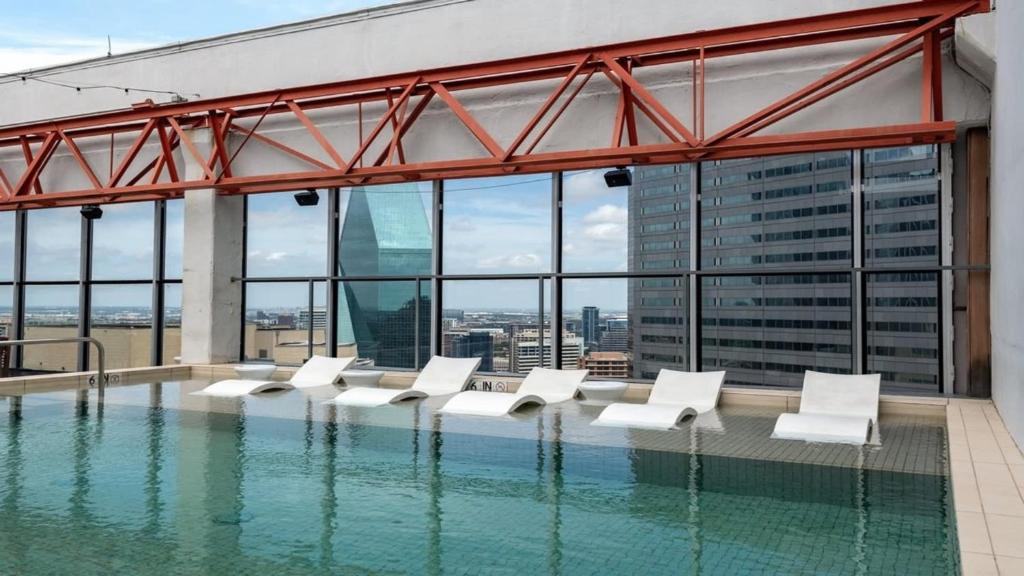 Downtown Dallas Apartment | 18th flr! CozySuites Best Sky Pool in Dallas 1BR