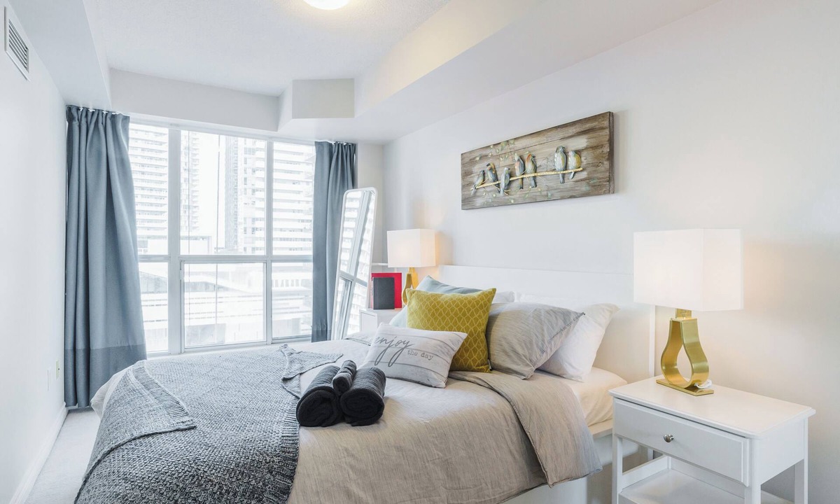 Wellington Place Condo | 1BR+Den Downtown - Steps from CN Tower, Rogers Centre, TIFF & More