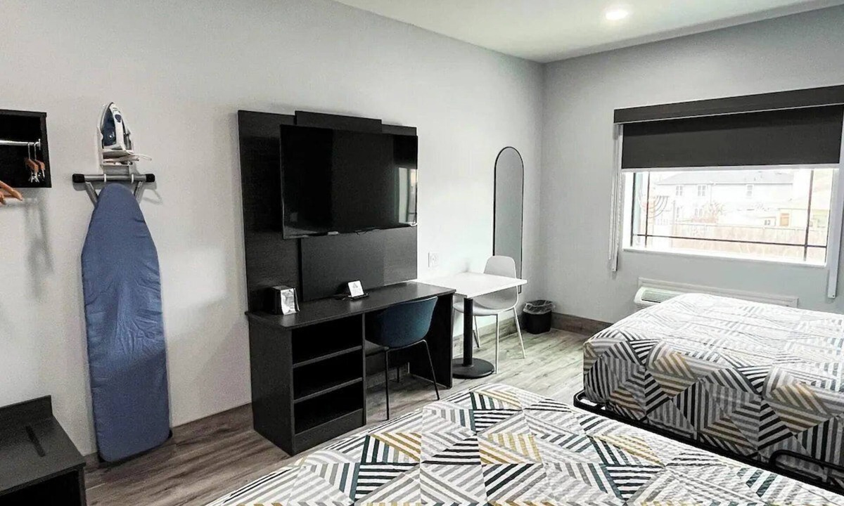 Southeast Houston Hotel | 2 Accommodations 6.4 Miles Away from Airport | Pet-Friendly | Free Parking