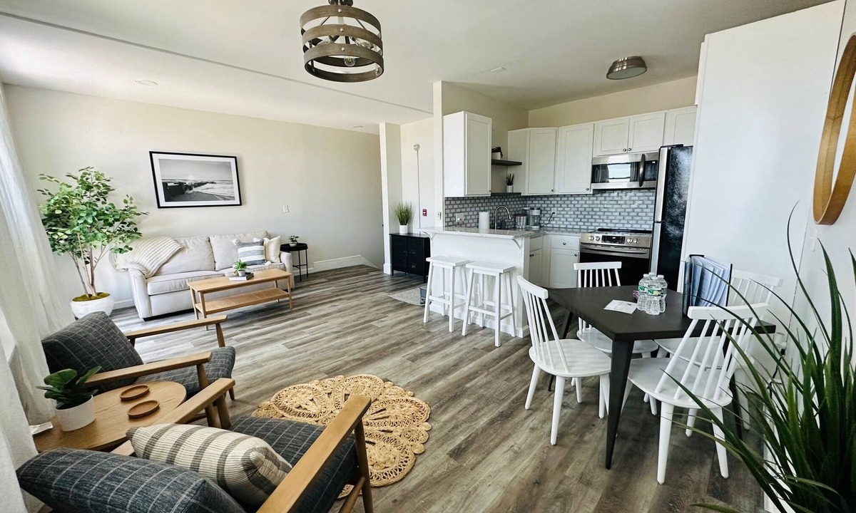 West End Apartment | 2 Bedroom Apartment on Top Floor in Portland's West End