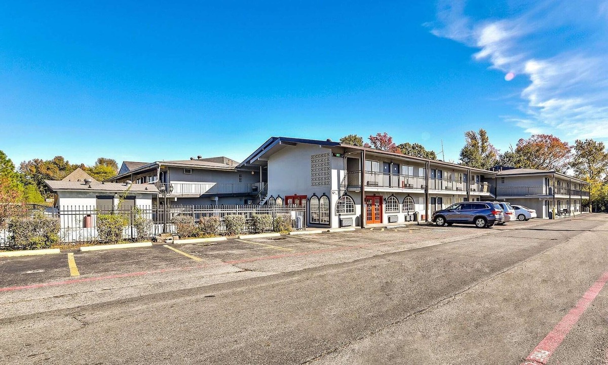 Shreveport Apartment | 2 Full Bed Smoking Walkin