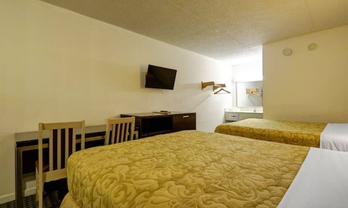Brookville Hotel | 2 Group-Friendly Rooms near Castle Playground, w/Free Parking!