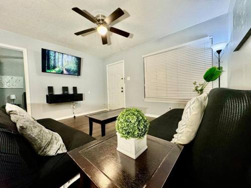 South Side Apartment | 2 Master br apt 1st floor ,20 min to beach