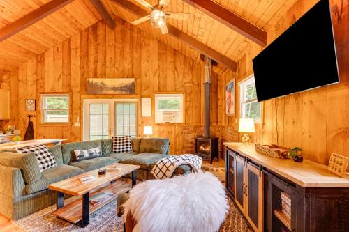 Conway House | 2 Mi to Conway: Cozy Cabin w/Grill & Yard!