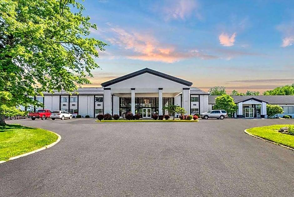 Erie Hotel | 2-Star Hotel ∙ Econo Lodge