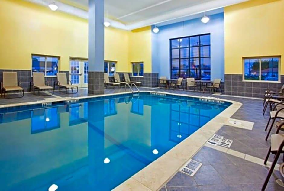 Niagara Falls Hotel | 2-Star Hotel ∙ Holiday Inn Express & Suites Niagara Falls, an IHG Hotel