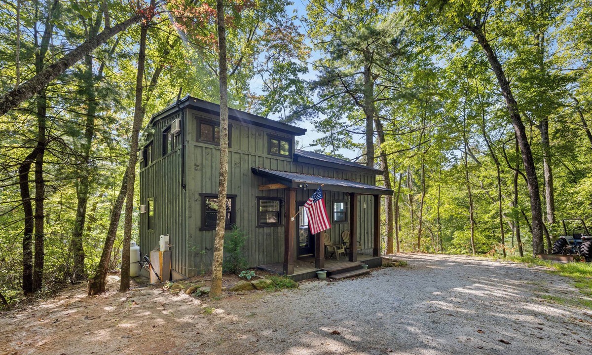Mountain City Cabin | 20-Acre Cabin Hot Tub + Fire Pit 6 Min to Dtwn Clayton Black Rock Mt