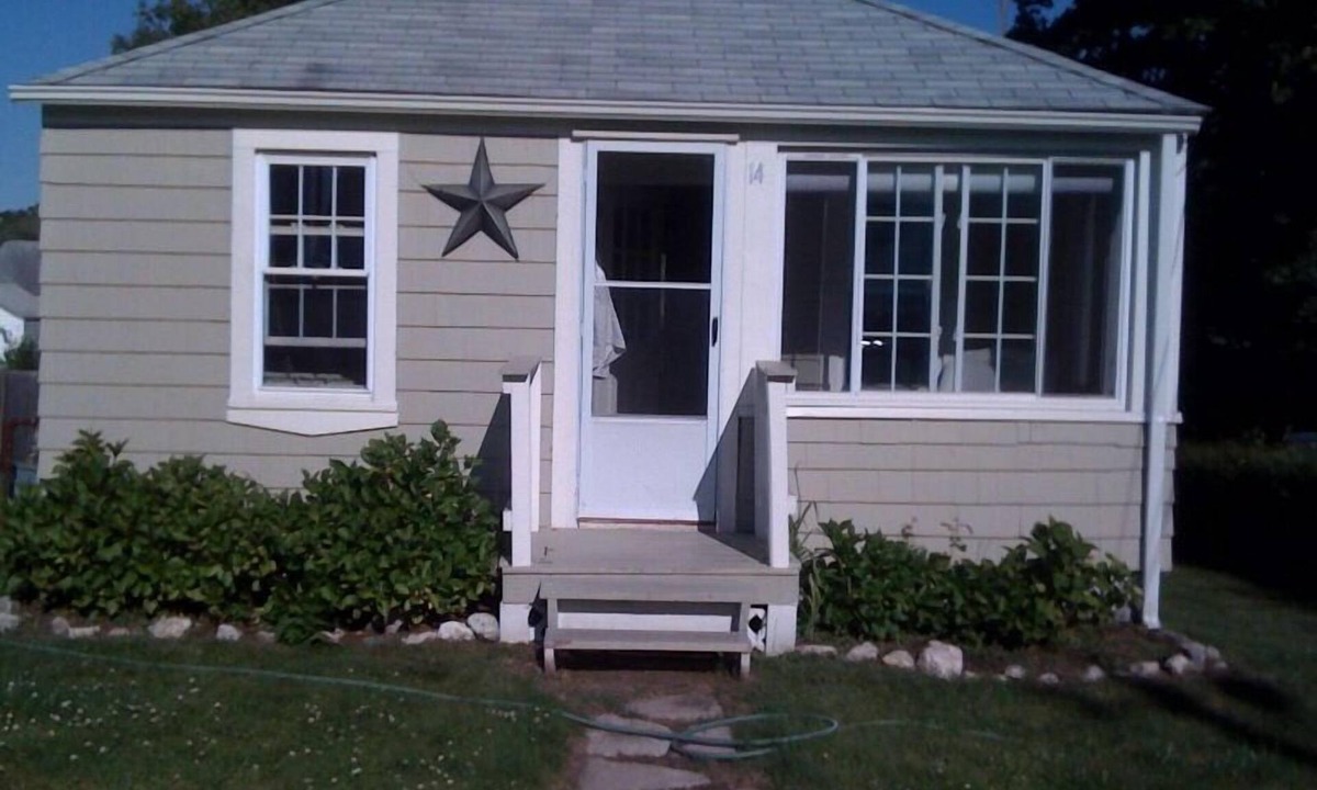 Narragansett Cottage | 2024-2025 school year rental — Scarborough Beach