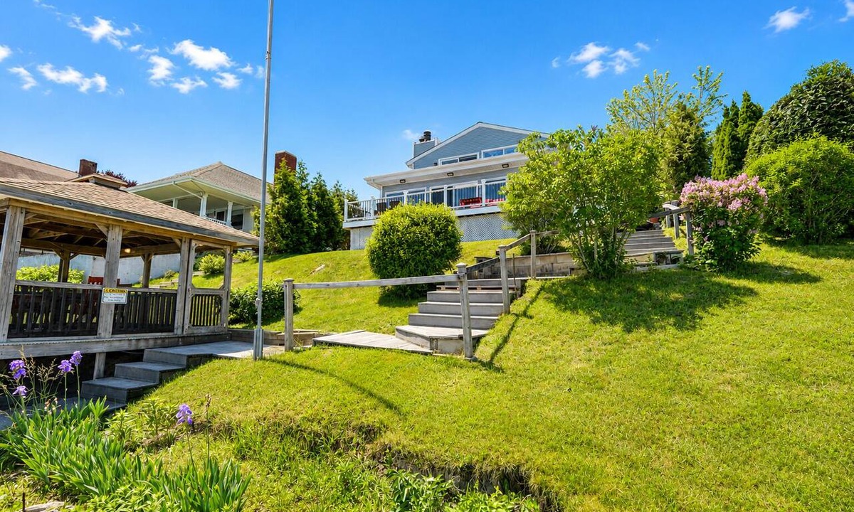 Warwick House | 2BD Waterfront Home - Near Beaches & Providence