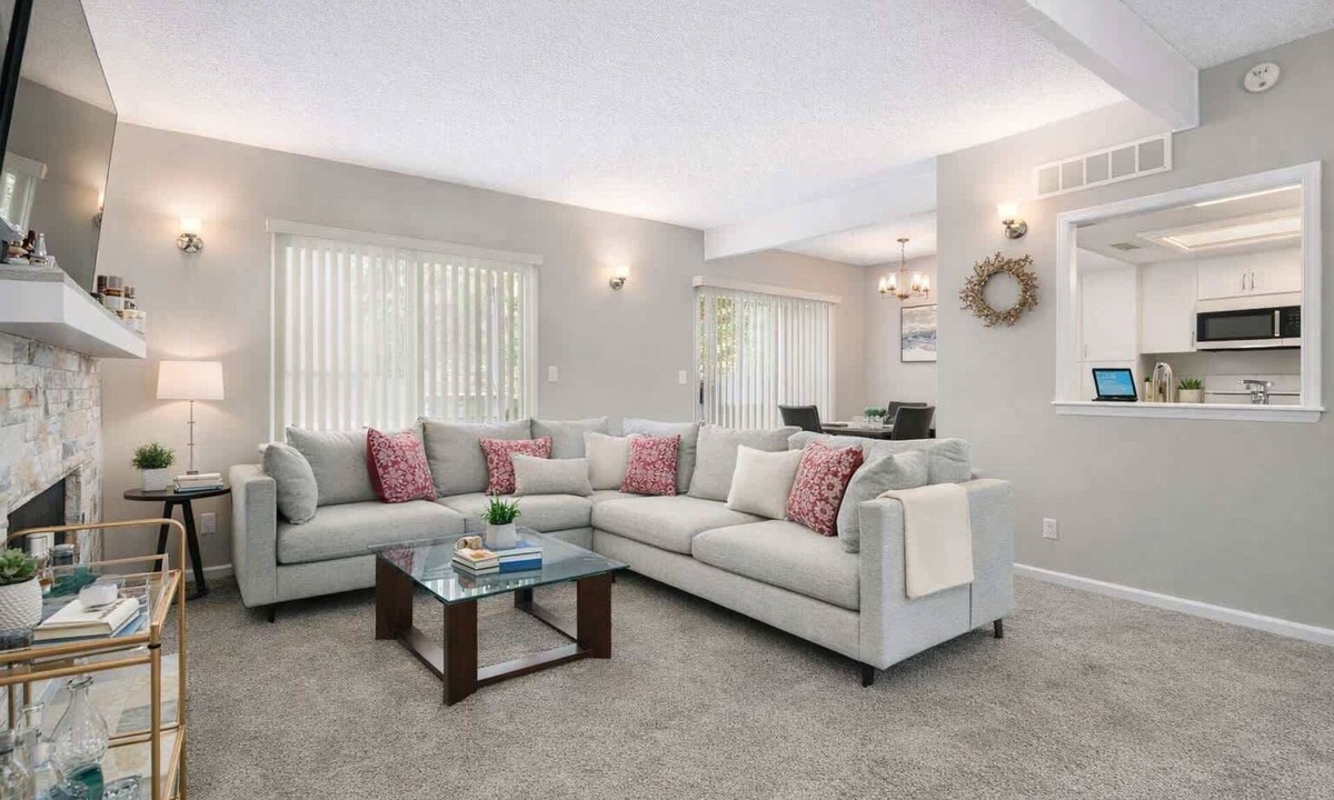 Lenexa House | 2BR Home Lenexa Sleeps 5 Pool Tennis