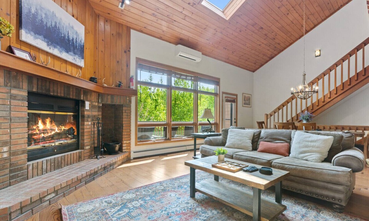 Carroll Condo | 2min to Bretton Woods - 4BD, 2 Dens, Fireplace
