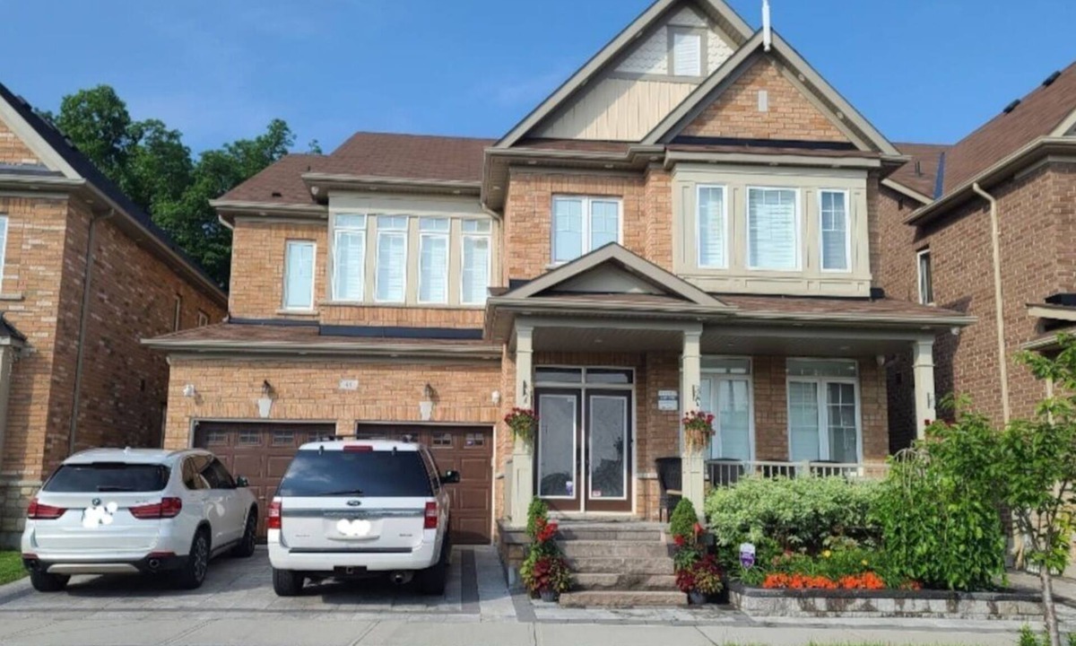 Mount Pleasant House | 3 bdrm 3 full bath W/D in Brampton/Toronto, sleeps 16.