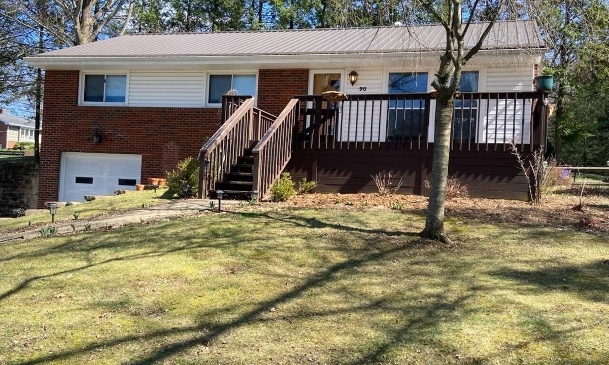 Indiana House | 3-bedroom 2 bathroom house in Indiana, PA with WiFi, central AC/heat.