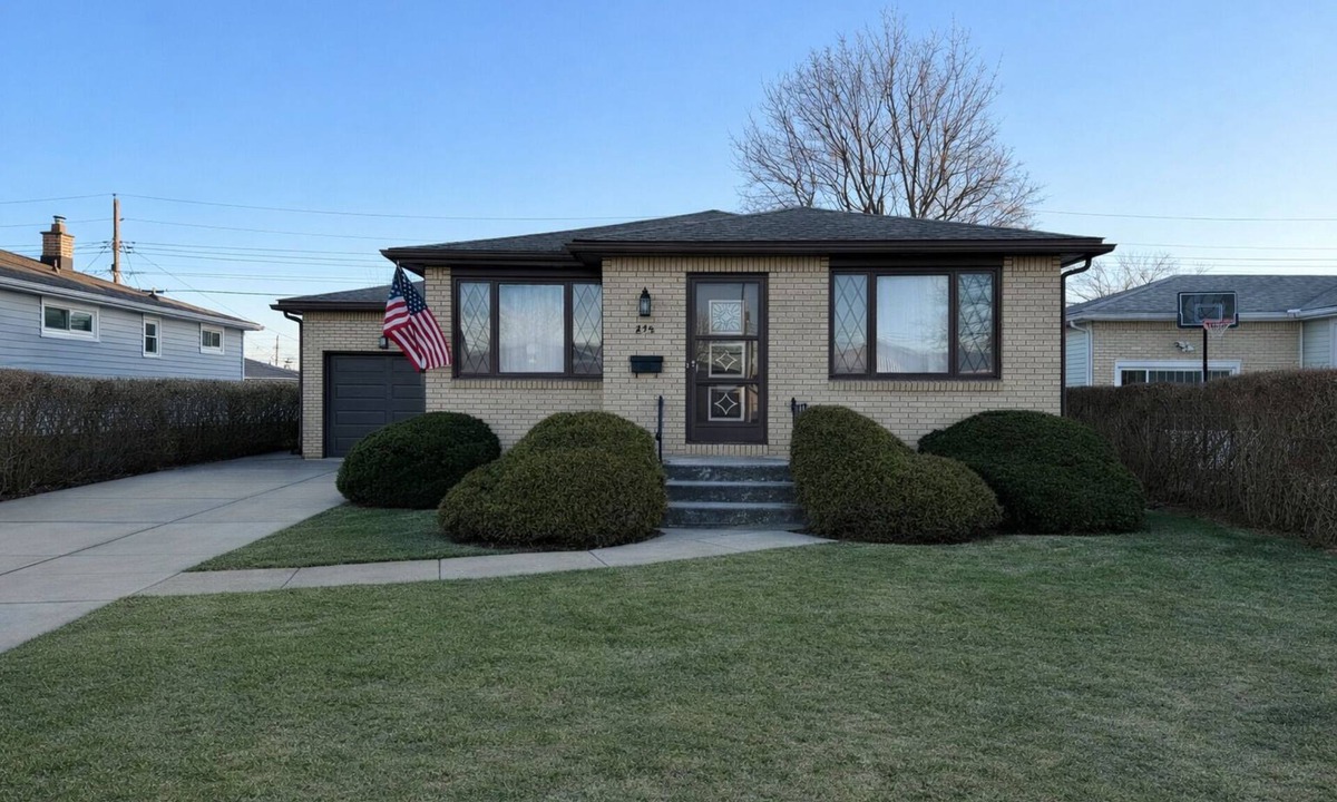 Depew House | 3-bedroom house in close to the airport Buffalo family- friendly no pets allowed