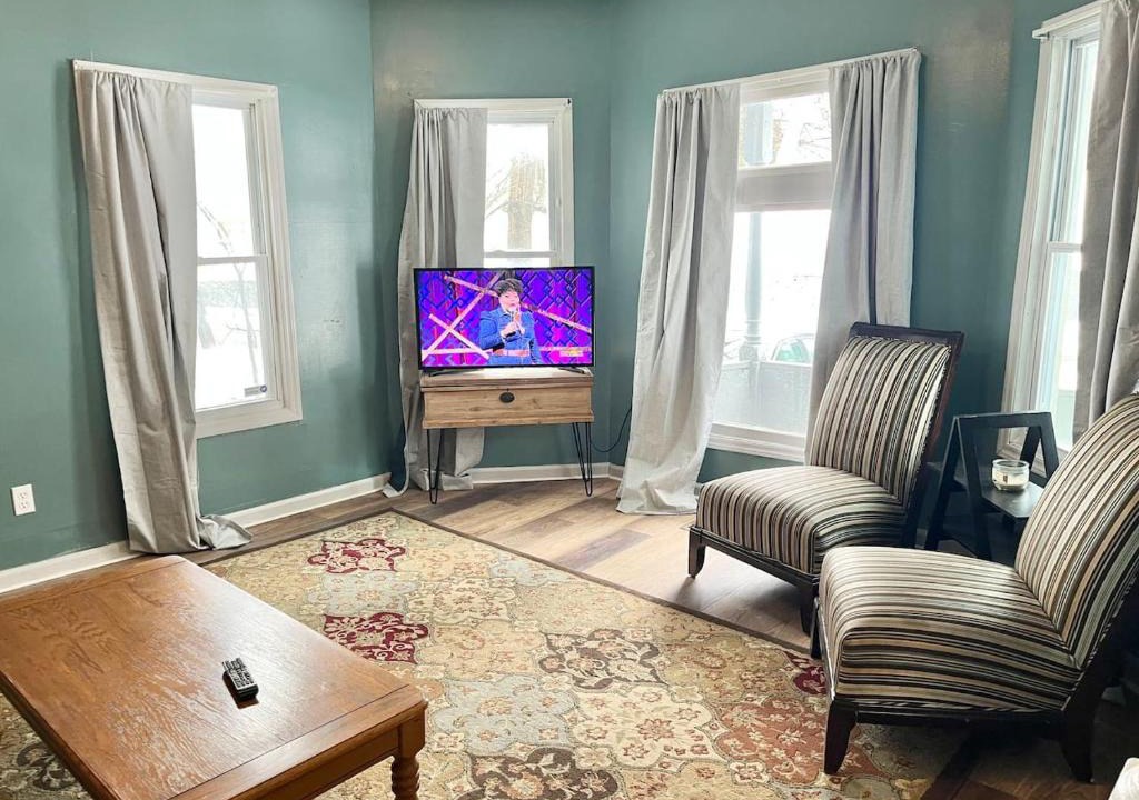 Johnson City Apartment | 3 Queen Beds-Walk to UHS-Near BU-Crews Welcome.