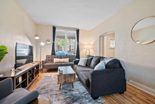North Oakland House | 3 Story home with 11 beds, super close to Pitt and CMU