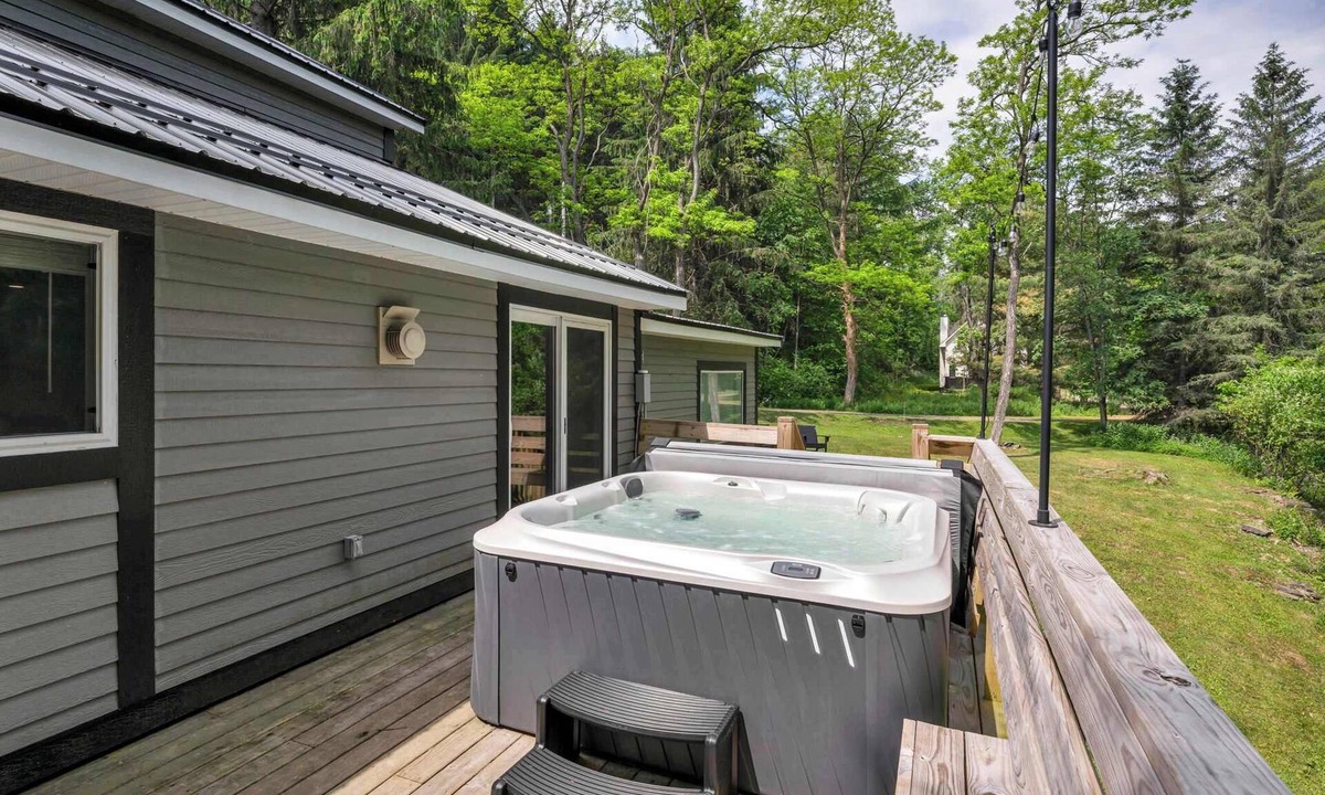 Ellicottville House | 3BR Cabin Near Skiing | Hot Tub & Fireplace