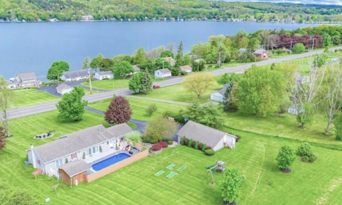 Town of Milo House | 3BR Lakeview-HotTub-Firepit-Gameroom-PuttPutt