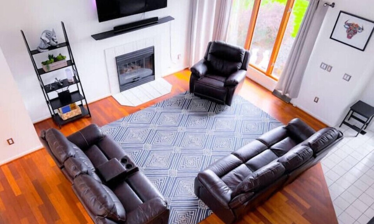 Rochester House | 3BR, Sleeps 6, Onsite Parking & Gym Access
