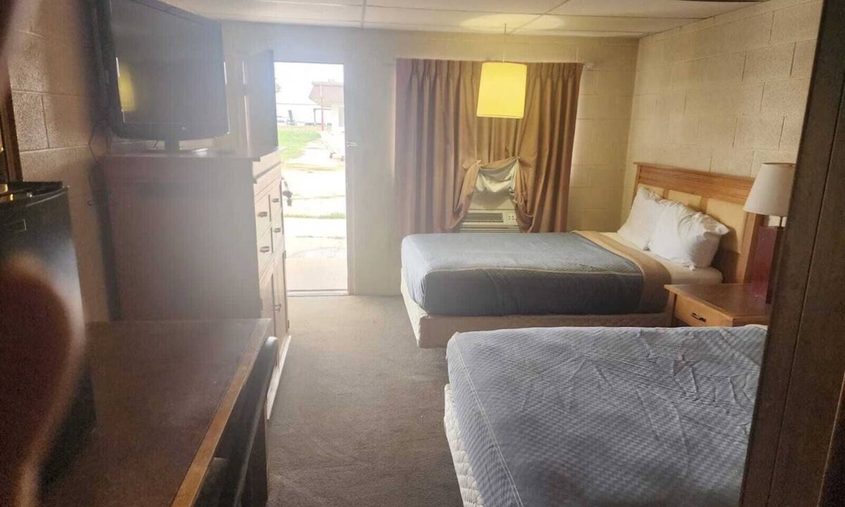 Quinter Hotel | 4 Affordable Comfortable Rooms Perfect for Road Trips Enthusiasts Along Quinter