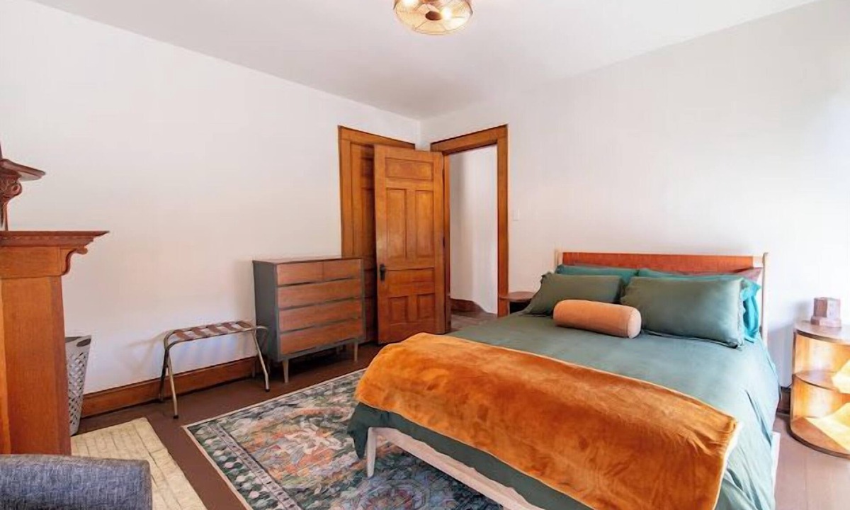 Xenia House | 4-bedroom house in historic downtown Xenia w/WiFi, AC. Book your stay now!