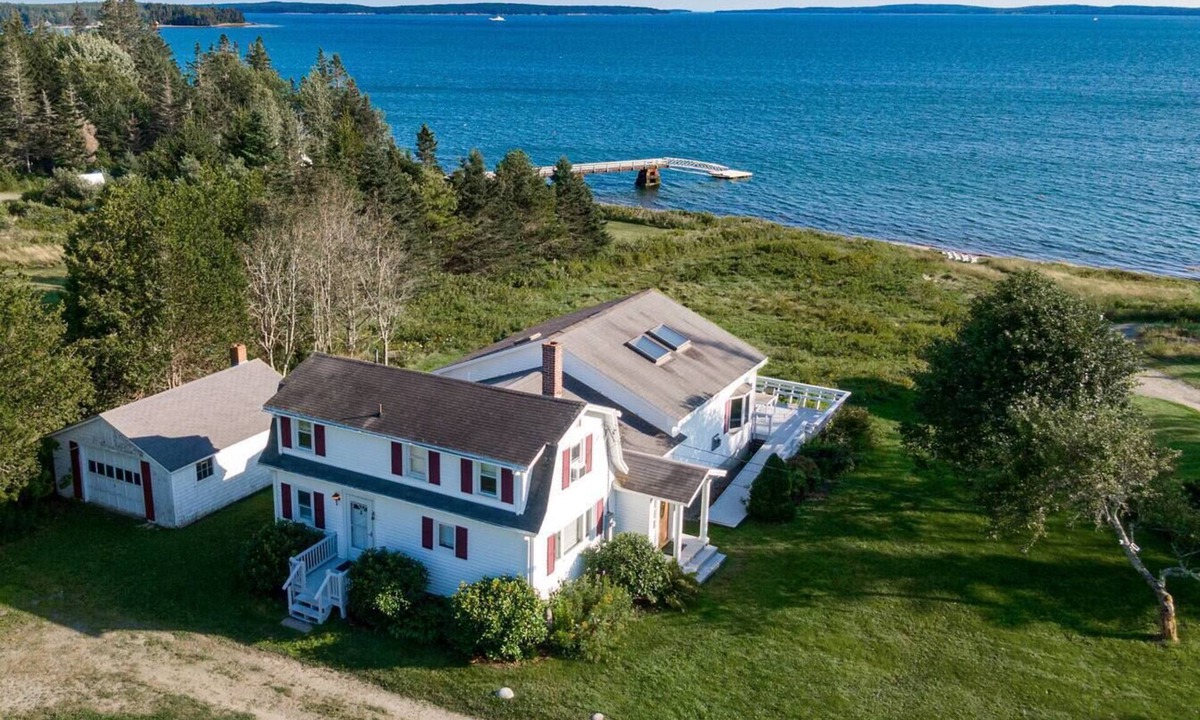 Bernard House | 4 BR Big Waterfront Home w/Beach! [Coastal Haven]
