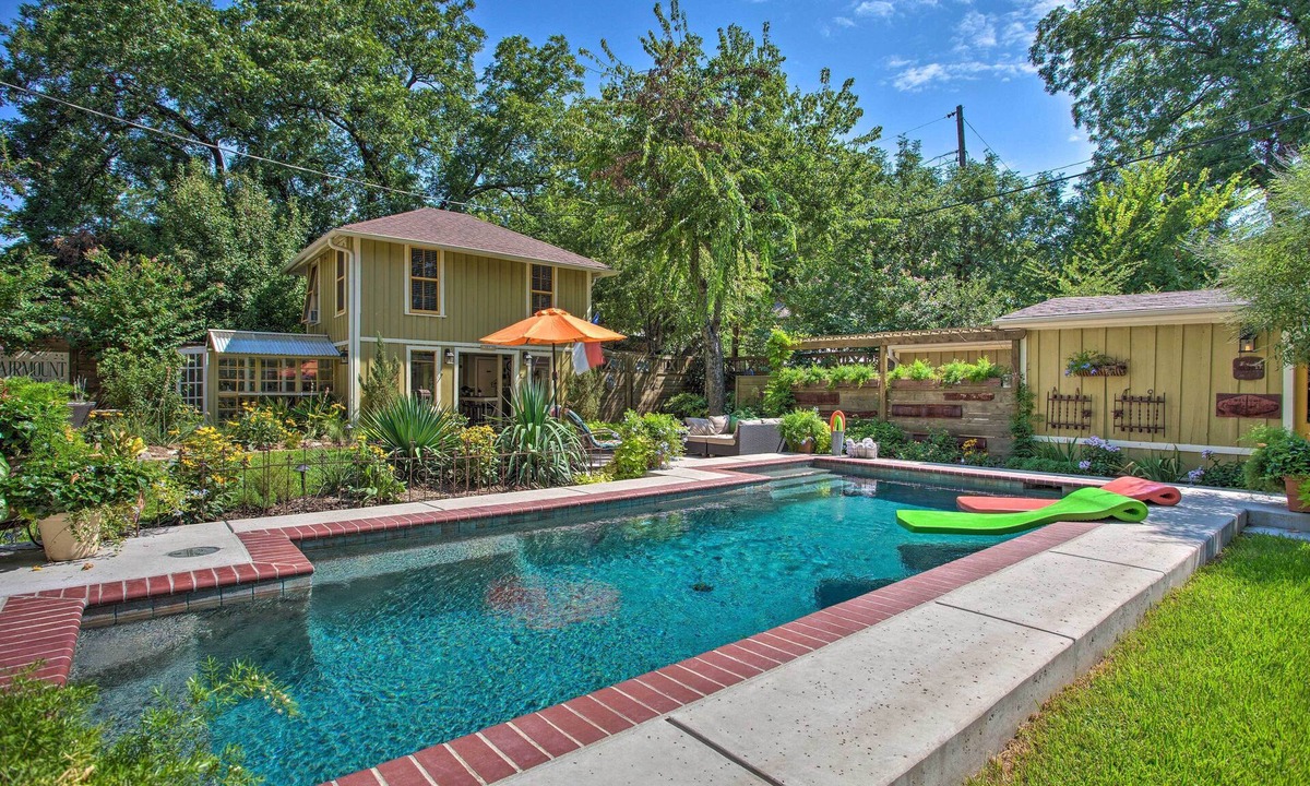 Fairmount Cottage | 4 Mi to Dtwn! Fort Worth Cottage w/Shared Pool