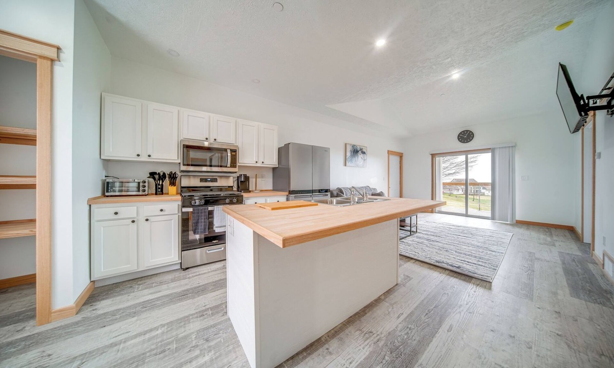 Erie Apartment | 4 Mi to Lake Erie Access: Condo on the Greens