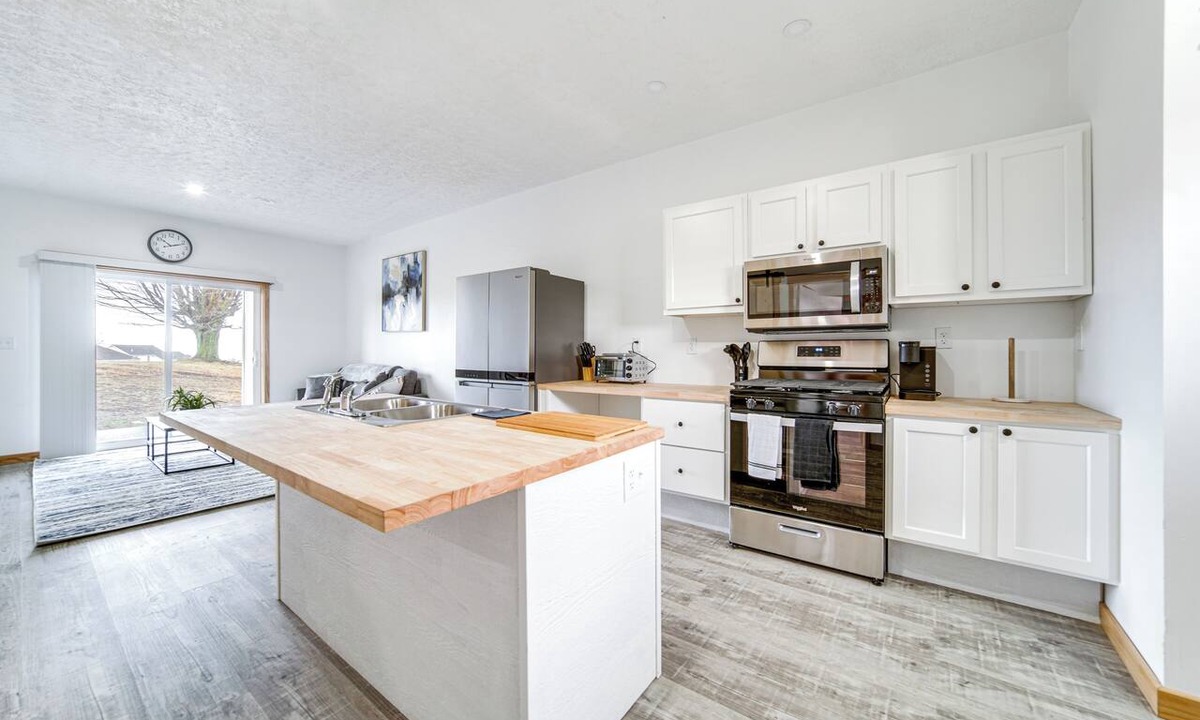 Harborcreek Apartment | 4 Mi to Lake Erie: Condo in Golf Community