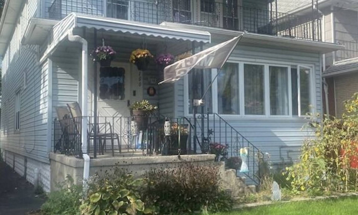 Buffalo House | 420 Friendly 3 bedroom upstairs apartment. Street parking only.