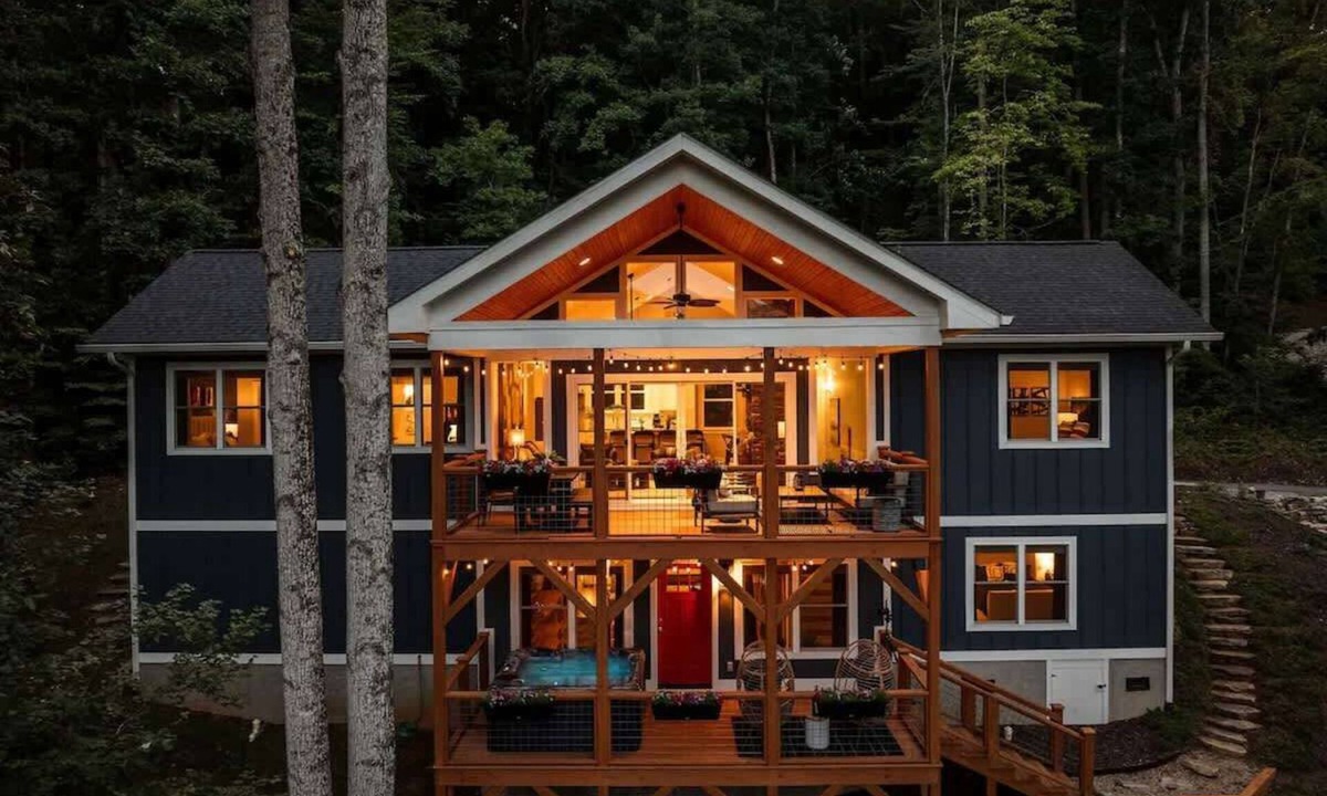 Swannanoa House | 5 mi. to Asheville HotTub Sauna MtnViews FirePit PoolTable