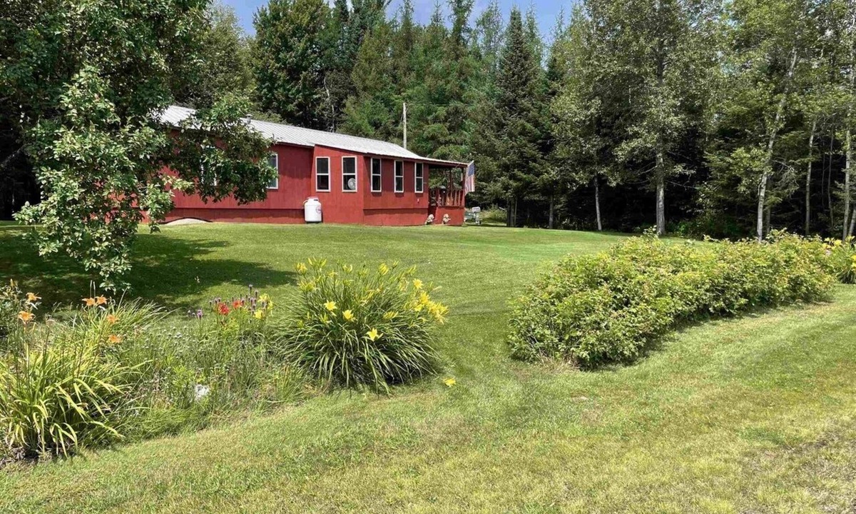 Averill House | 5 Min.Walk to Averill Lake and VAST Access snowmobile trails!Pet friendly!