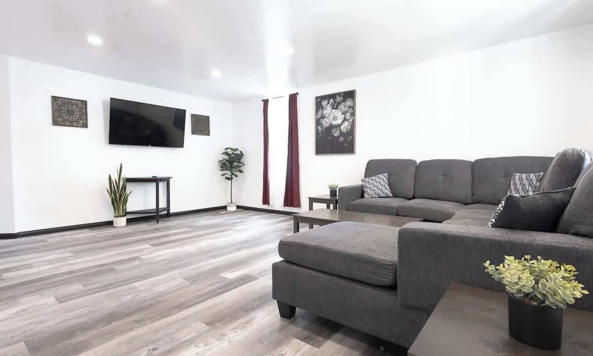 Niagara Falls House | 5BR, 2BA close to Niagara Falls State Park