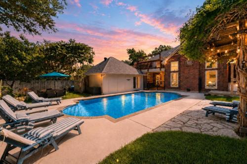 North Arlington House | 5BR - Heated Pool, Hot Tub, Fire Pit and Backyard