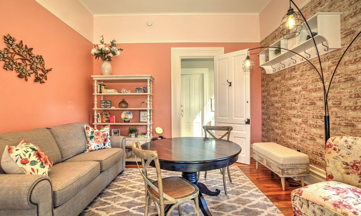 Marshall House | 6-bedroom Bed & Breakfast in peaceful Marshall with Resort-Style Amenities