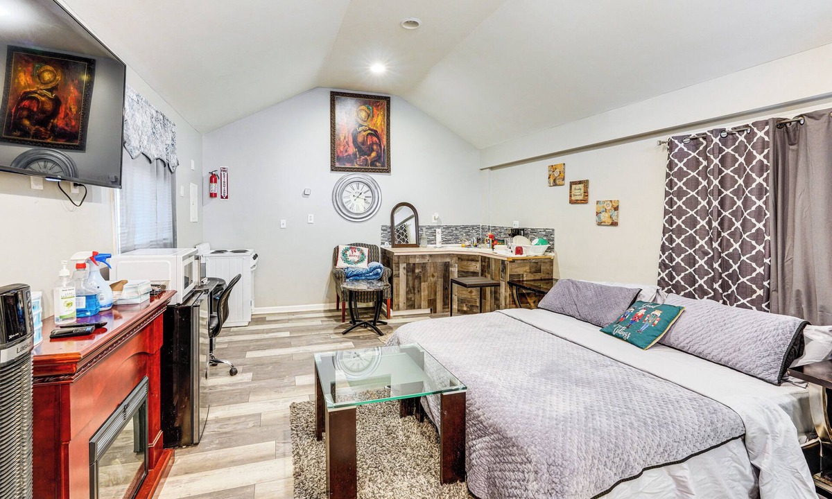 South Broadway Apartment | 8 Mi to Dtwn CLE: Cozy Couple's Retreat w/Gym!