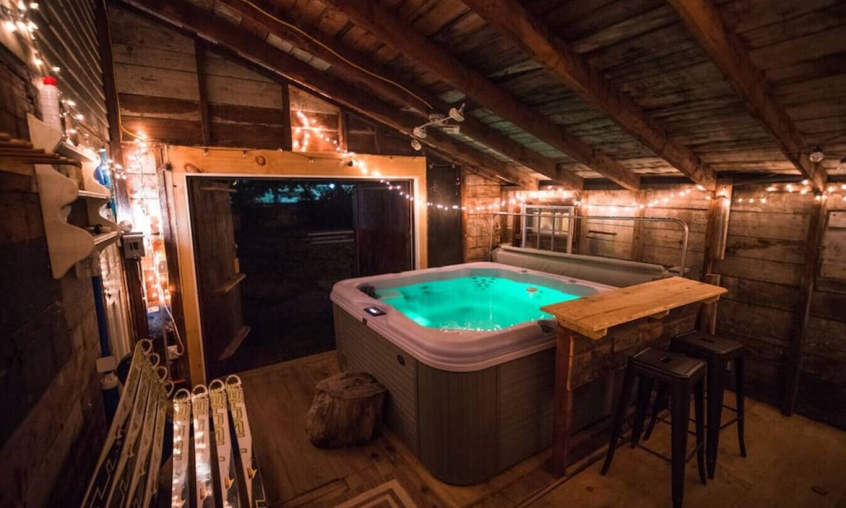 North Conway House | 92 Full House · Otter Ski Club/In Village/Hot Tub/Outdoor space