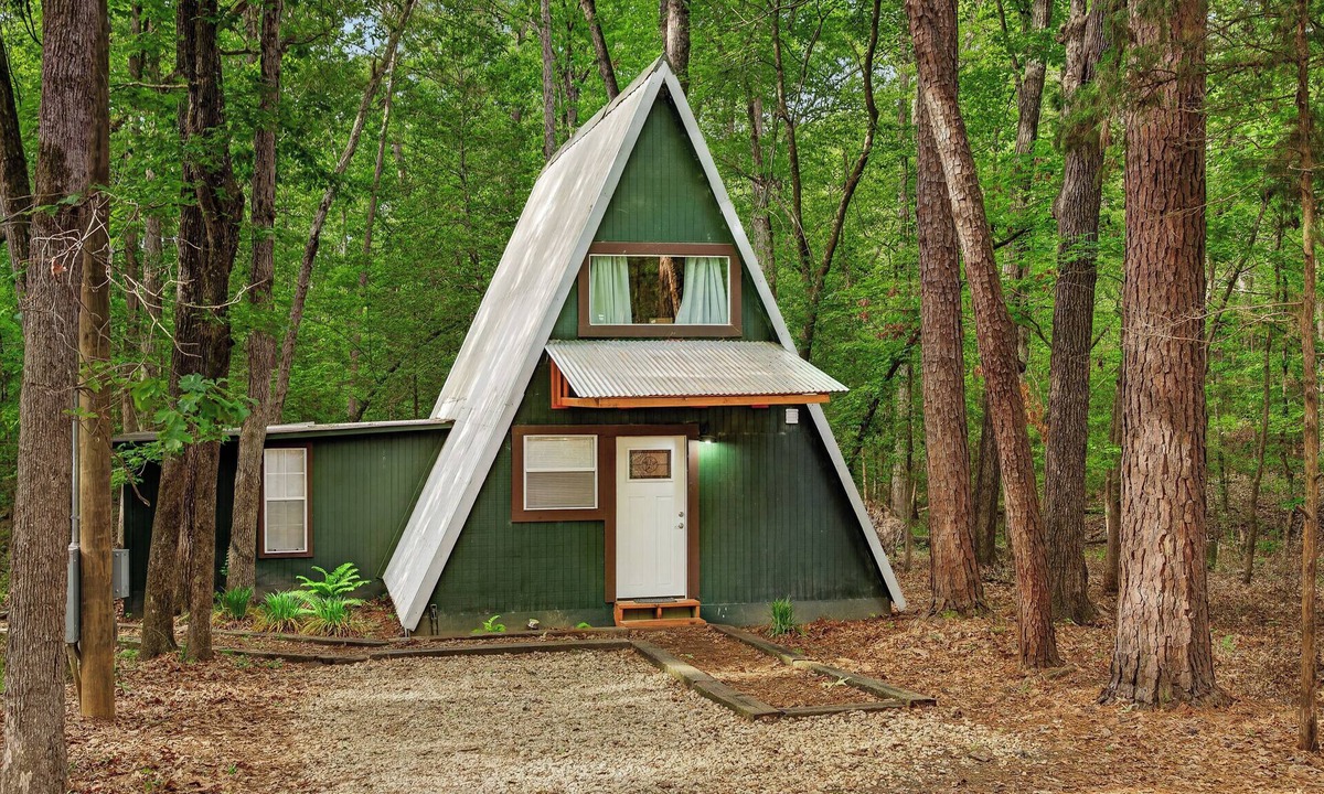 Woden Cabin | A-Frame retreat: 1 mile from Sam Rayburn Reservour