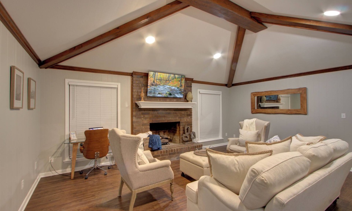 Redlick House | A Quiet Place - Skyline Lux - King Bed - Garage