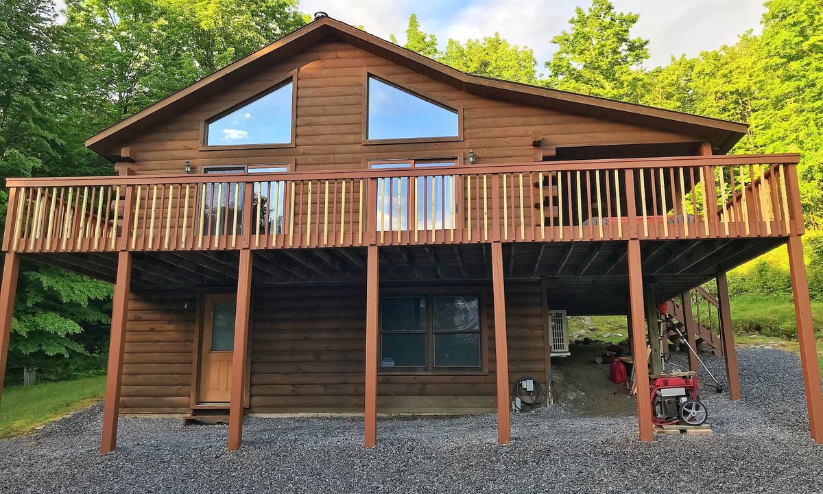 Corinth Cabin | ADK Log Cabin - For The Nature & Wine Lover. Close to LRH Winery, LG & Saratoga.